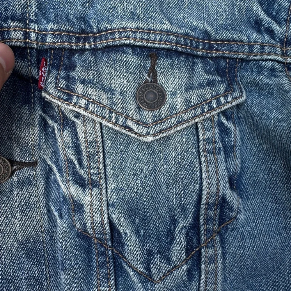 Levis 72334 Denim Trucker Jacket Mens Small Blue Medium Wash Jean Jacket - Picture 5 of 8